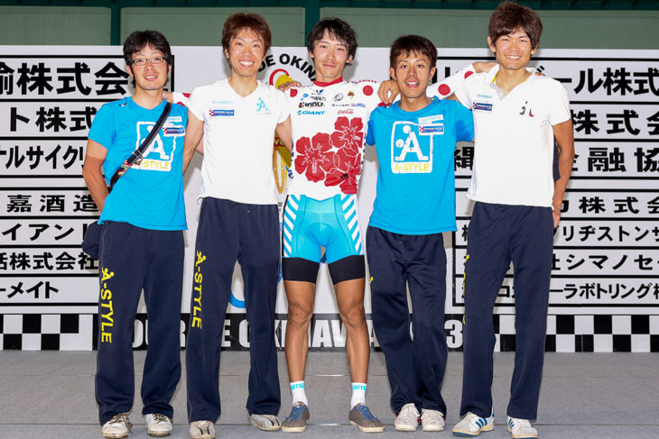 シマノレーシング、引退レースで山岳賞を獲得した安井雅彦を囲んで