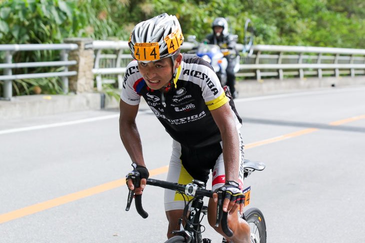 2回目の普久川ダムの登りで独走を開始した清宮洋幸（竹芝サイクルレーシング）