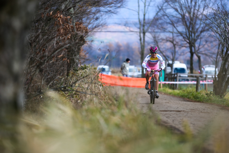 エリート女子　先頭で舗装路の登りを進む豊岡英子（Panasonic Ladies）