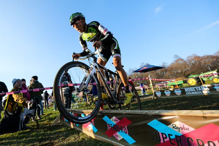 エリート男子　バニーホップでシケインをクリアする山本和弘（cannondale championsystem）