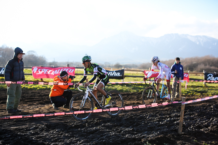 エリート男子　先頭の竹之内に追いついた山本和弘（cannondale championsystem）