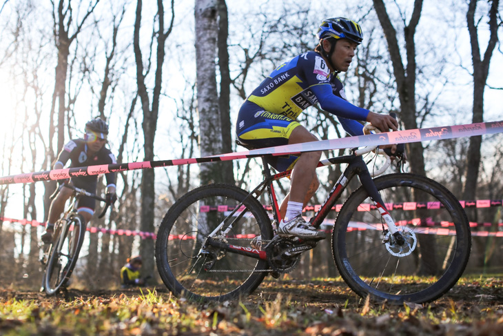 エリート男子　キャンプ場を駆け抜ける宮澤崇史（Saxo Tinkoff）