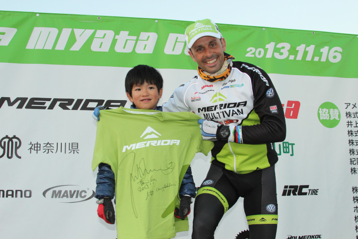 大会当日に8歳の誕生日を迎えた江越柾也くんにはヘルミダ選手サイン入りのTシャツがプレゼントされた