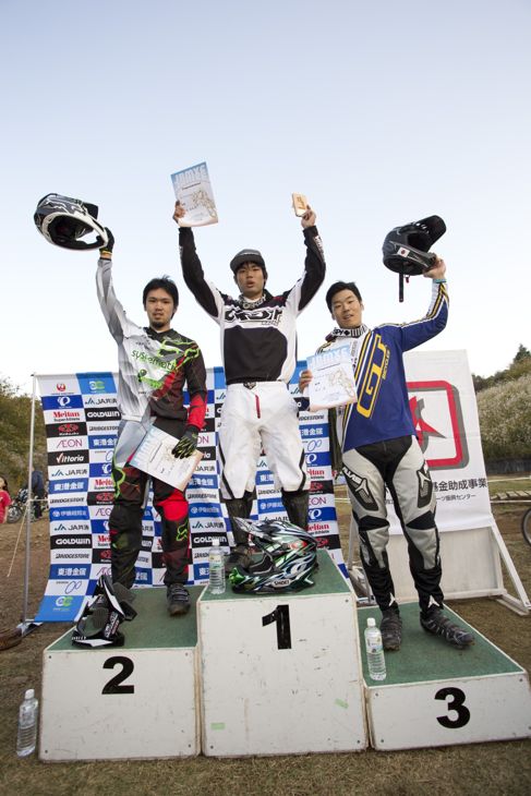 男子エリート表彰 優勝した吉村樹希敢(中央)