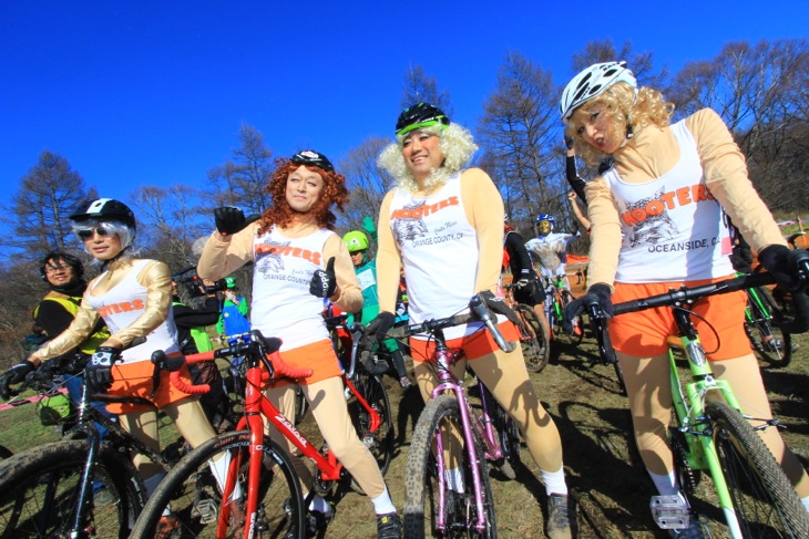 グラマーなHOOTERSガールの4人(さて女性は居るでしょうか?)