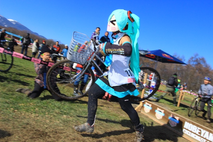 ママチャリに乗った初音ミク、すでにお馴染みキクミミさんが飛ぶ!
