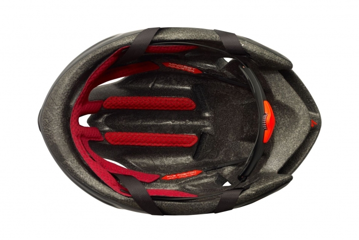 エアフローを考慮したヘルメット内部の構造（写真は欧米仕様）