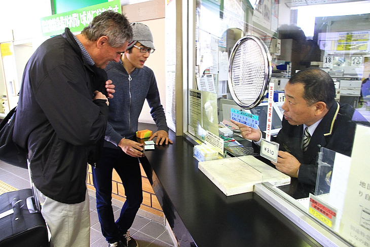 名古屋経由京都行きの切符を買い求める