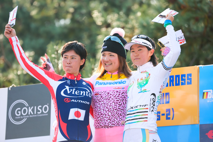 宮内佐季子(CLUBviento)、豊岡英子(パナソニックレディース)、與那嶺恵理(チームフォルツァ!)