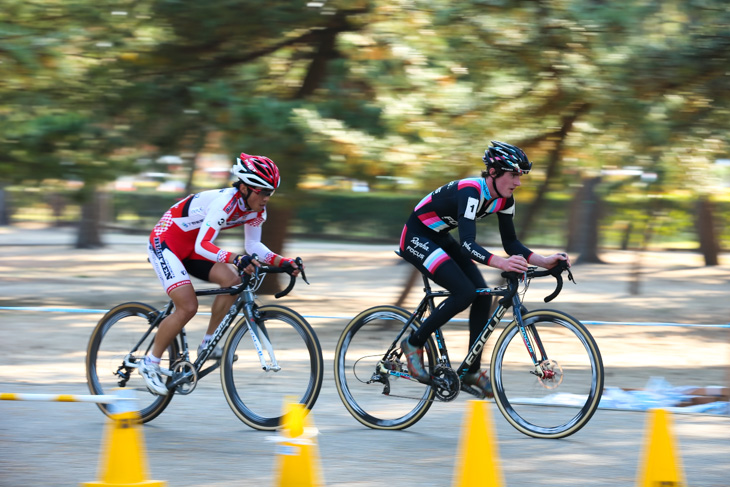 C1　2番手パックのザック・マクドナルド（Rapha FOCUS）と小坂光（宇都宮ブリッツェンシクロクロス）