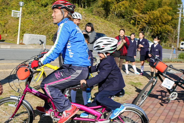 園内をタンデム走行体験。競輪選手会奈良支部も応援