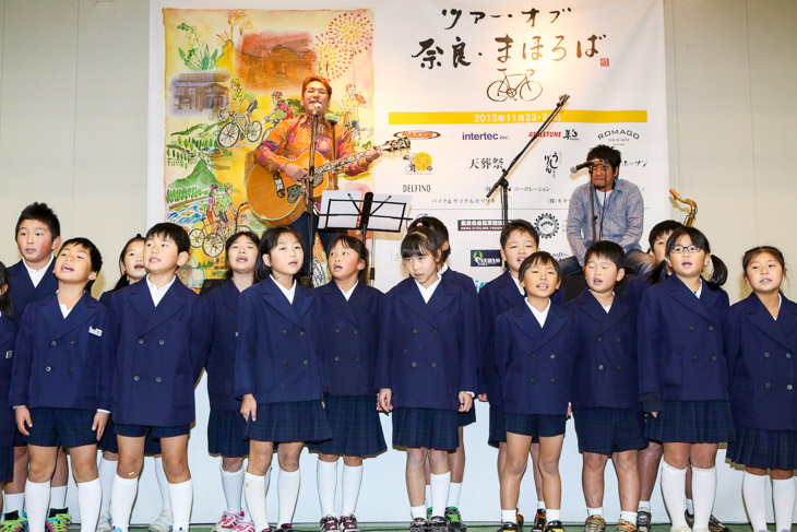 御杖小学校校歌を歌う河島翔馬さんと生徒。父・河島英五さんの作詞作曲だ