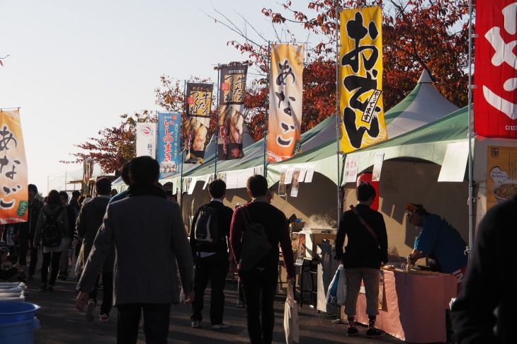 美味しそうな地元海産物の露店が並ぶも不安で意気消沈気味