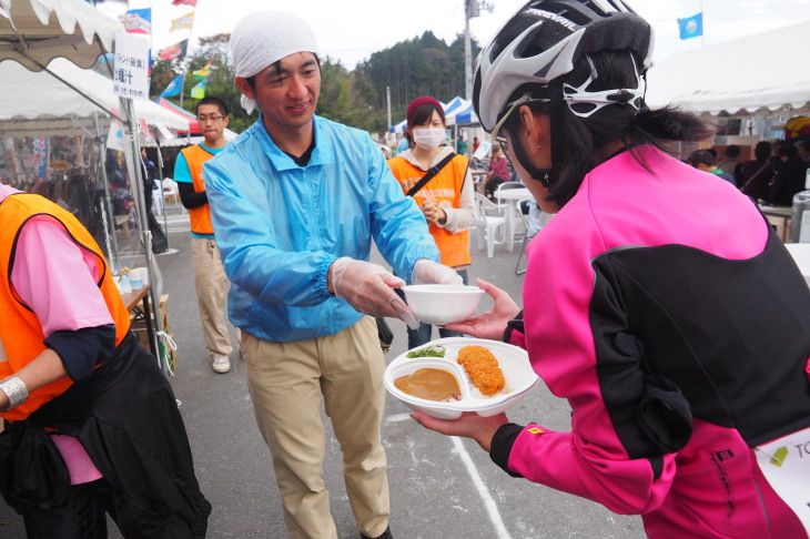 温かい暖かい食事を頂く。リタイアにはなったけれど、ゆっくり食べれて良かった