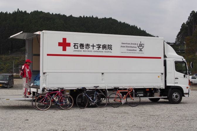 石巻赤十字病院の資機材運搬トラックにロードバイクを載せてスタート地点に戻った