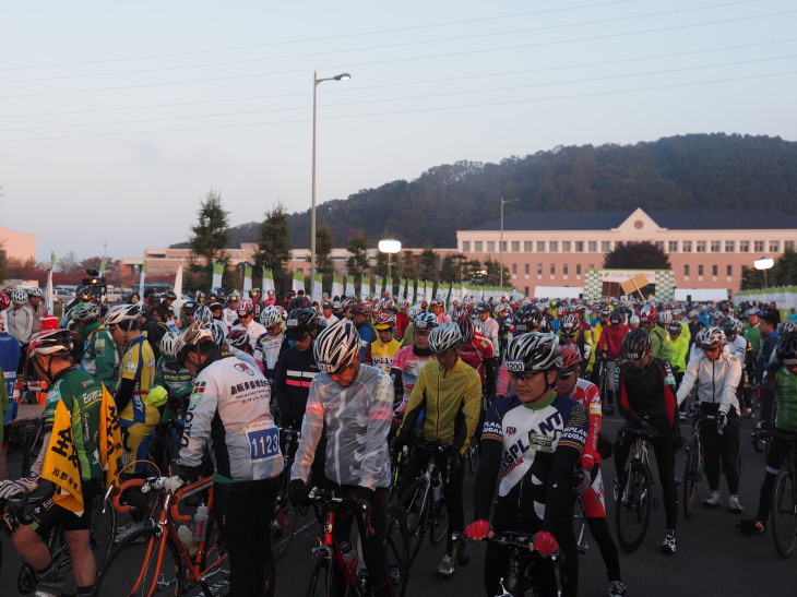 様々な想いを胸に1300人を超えるサイクリストが石巻専修大学に集結した