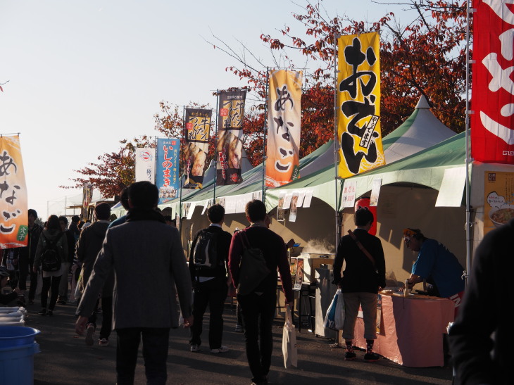 各地の名産品など多くのブースが立ち並ぶ