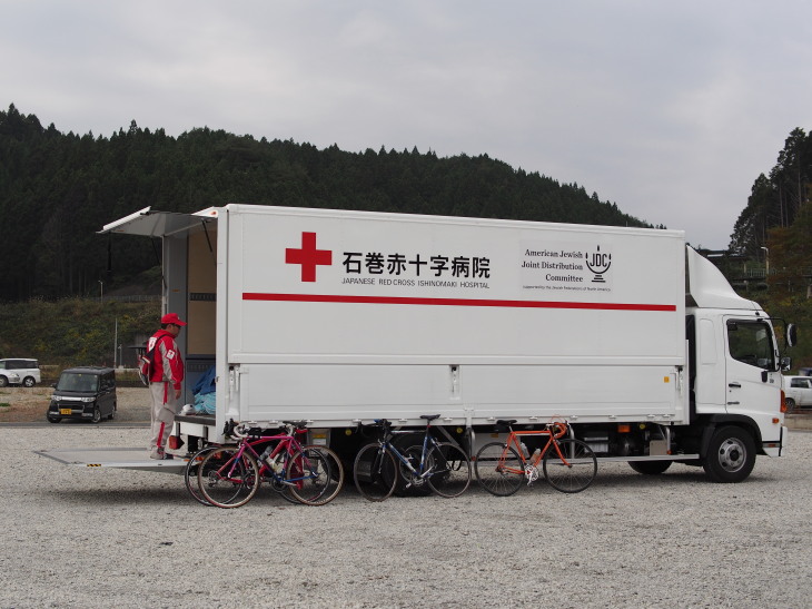 歌津から私たちのロードバイクを運搬してくれた、石巻赤十字病院の資機材運搬トラック
