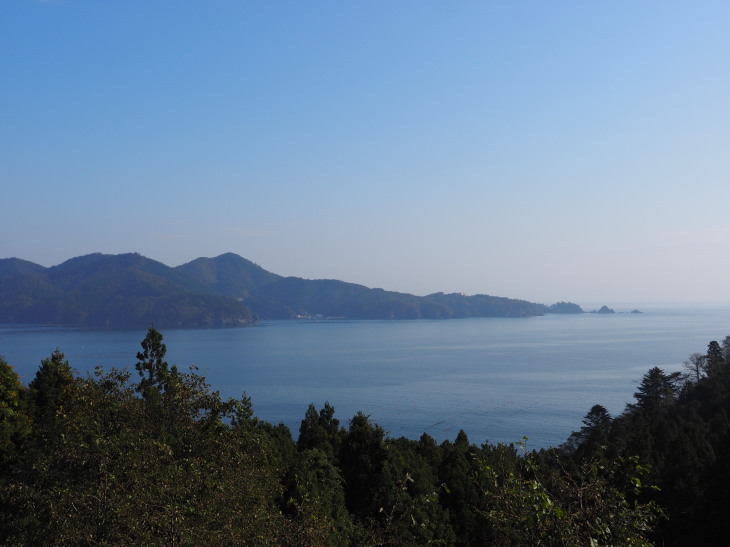 大会当日の朝に撮影した澄んだ空と海