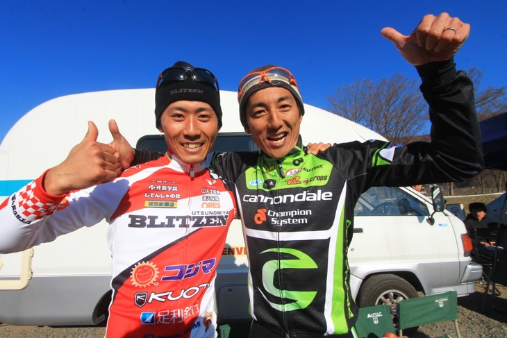 全日本に向かう小坂光(宇都宮ブリッツェンシクロクロスチーム)にエールを送る山本和弘(キャノンデール・チャンピオンシステム)