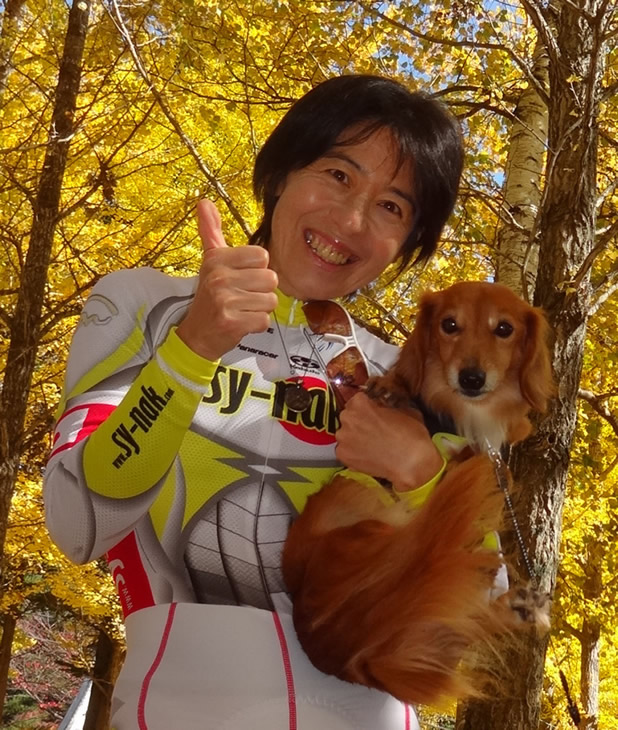 中込由香里（team SY-Nak） 全日本チャンピオンジャージで愛犬「リップ」とともに