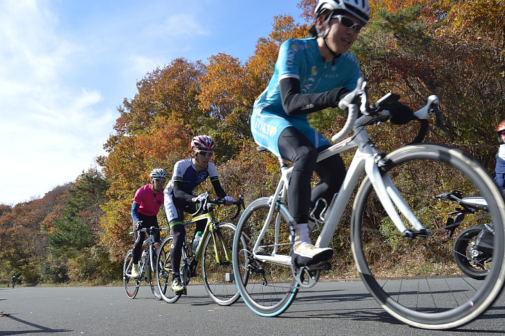 自転車競技の強豪校である東京大学と京都産業大学、日本大学が集団を形成する