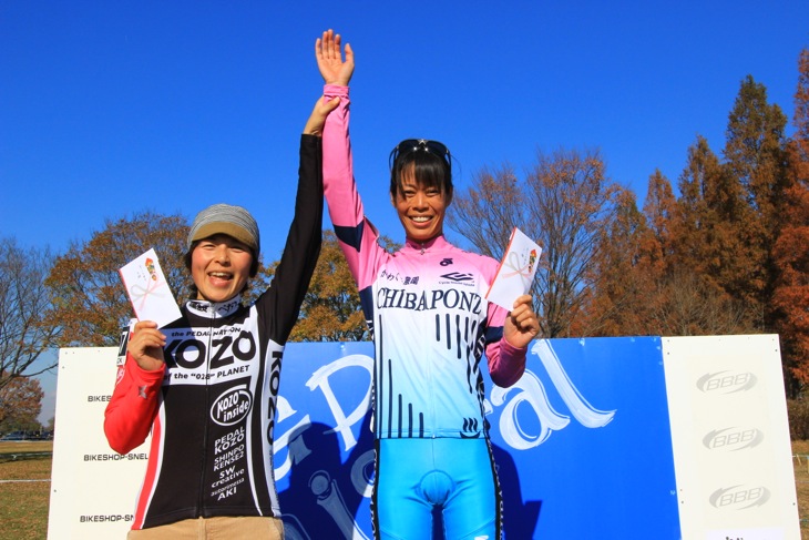 エリート女子優勝の綾野桂子(チバポンズ)にも賞金1万5千円が授与された