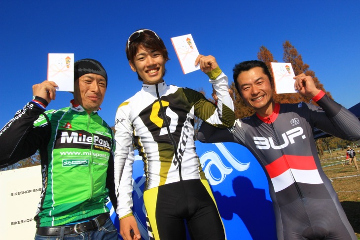 ELITE-MEN表彰 優勝は前田公平(スコット)