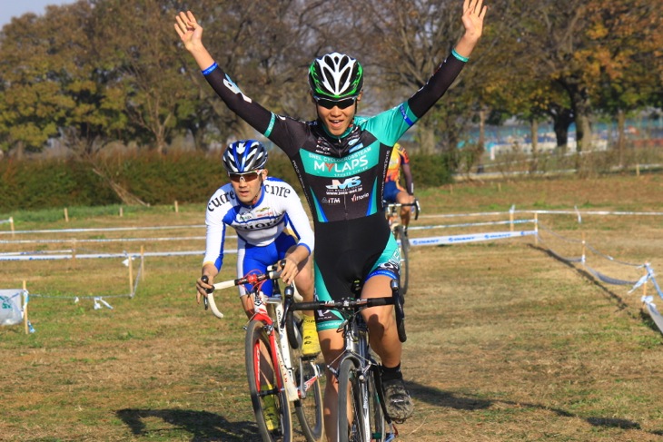 スプリントレース決勝を制したを制したのは金子 楓(SNEL CYCLOCROSSTEAM)