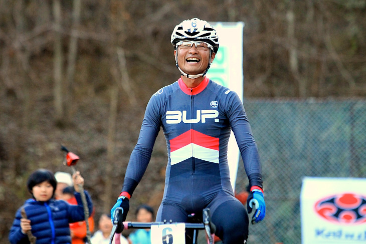 終盤独走した三上和志(3up)がエリートレースを制した