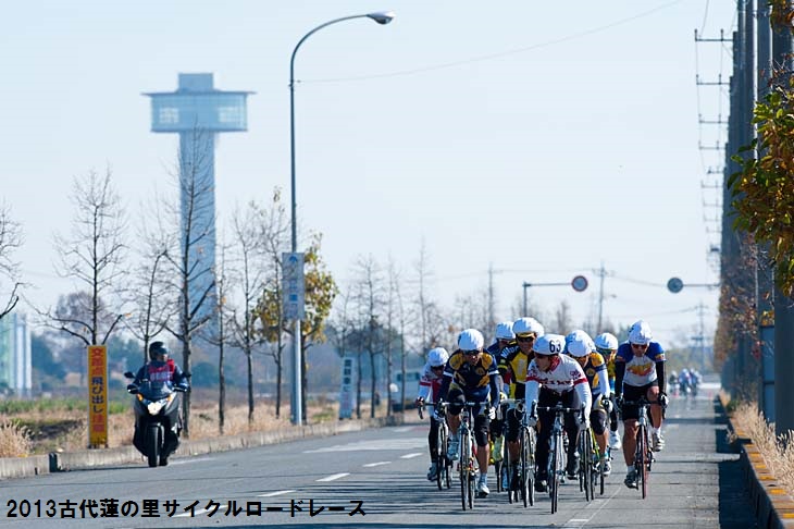 埼玉県行田市の「古代蓮の里公園」近くの公道がコース。奥に見えるのが公園内にある展望台