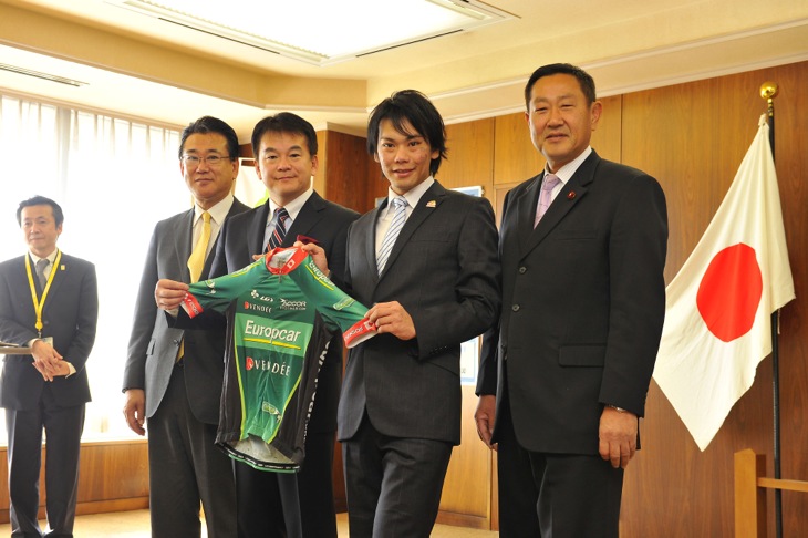 さいたま市・清水市長を表敬訪問した新城幸也(ユーロップカー)。萩原議長らとともに
