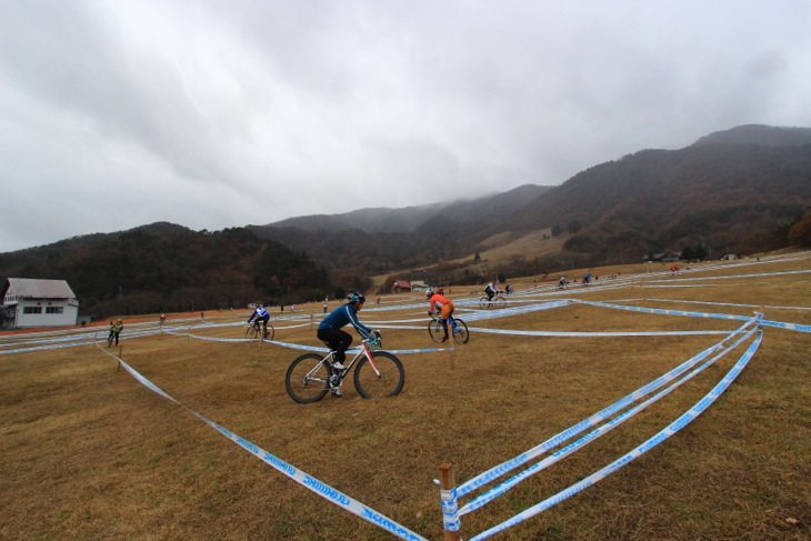 広い芝生の斜面を生かして複雑なコースが設定された