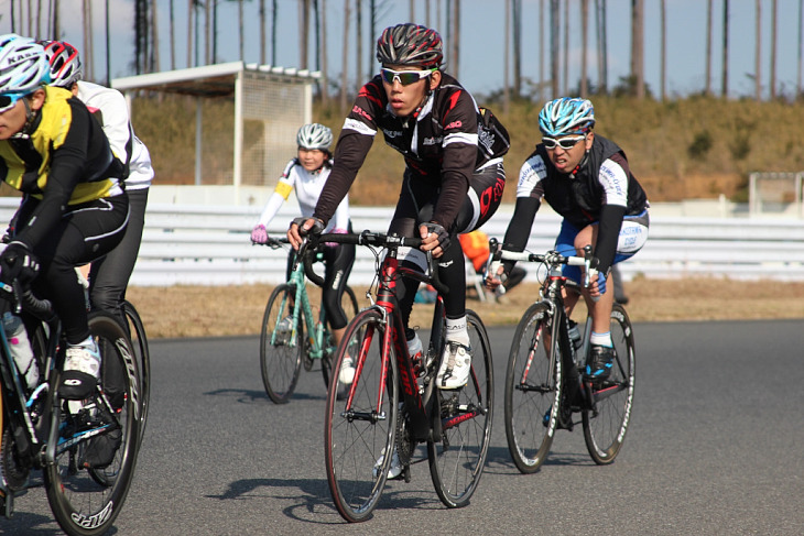 メイン集団のペースコントロールに徹したEQA U23所属の内野直也選手