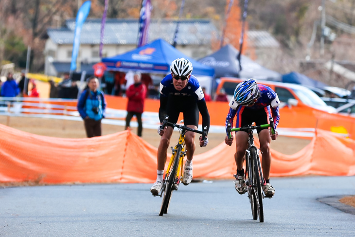 ジュニア　ゴールスプリントを繰り広げる中井唯晶（瀬田工業高校）と竹内遼（TEAM Pro Ride）