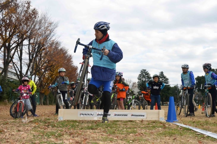 シケインの飛び越え方を教える大山智さん（GPミストラル オルガナイザー）