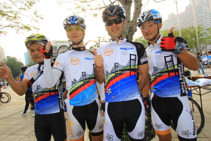 愛媛県サイクリングチームの4人。しまなみ街道をデザインしたジャージがお揃い