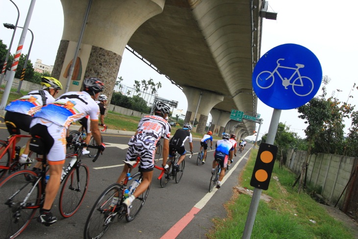 あちこちにある自転車道路。上を通るのは新幹線だ