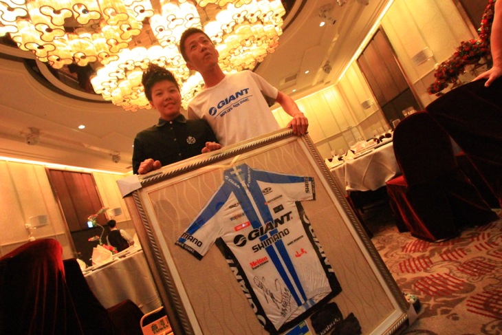門田基志選手（GIANT）のファンがサインを求めてホテルを訪れた