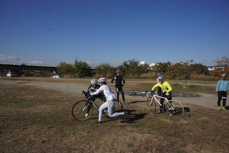 不慣れなバイクチェンジ練習を重ねた