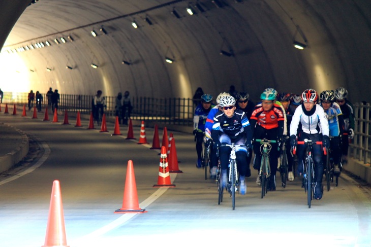 コースはおよそ半分がトンネル内。広く明るいため危険は少なかった