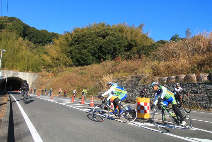 コースの両端は180°ヘアピンで折り返す