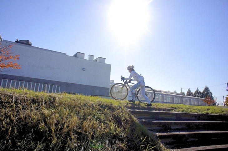 河川敷の土手を使って担ぎの練習をする女子ロード王者