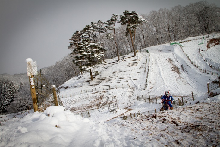雪と泥の2013年12月同所スポーツランドSUGOでの大会。一度も同じコンディションの無いのがSUGOだ