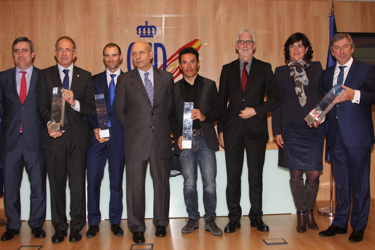 授賞式に出席したホアキン・ロドリゲス（スペイン、カチューシャ）やブライアン・クックソンUCI会長ら