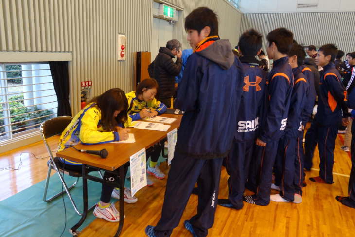上野と塚越によるサイン会。色紙には「2017年えひめ国体のエースは君だ!」というメッセージが入る