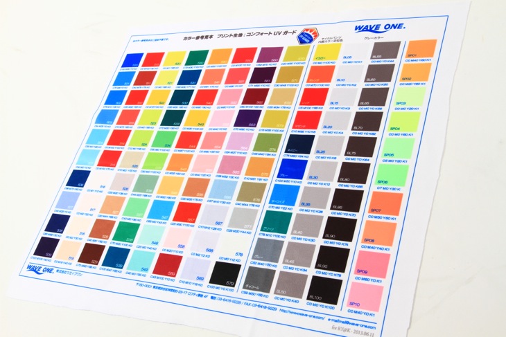 オーダー相談の際にサンプルとしてもらえるプリント生地のカラー参考見本。右端一列が蛍光カラーだ