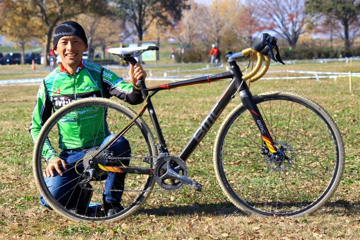 國井敏夫選手(Mile Post Racing)と愛車のBMC GF02