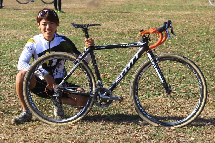 前田公平選手(スコット)と愛車のスコットADDICT CX