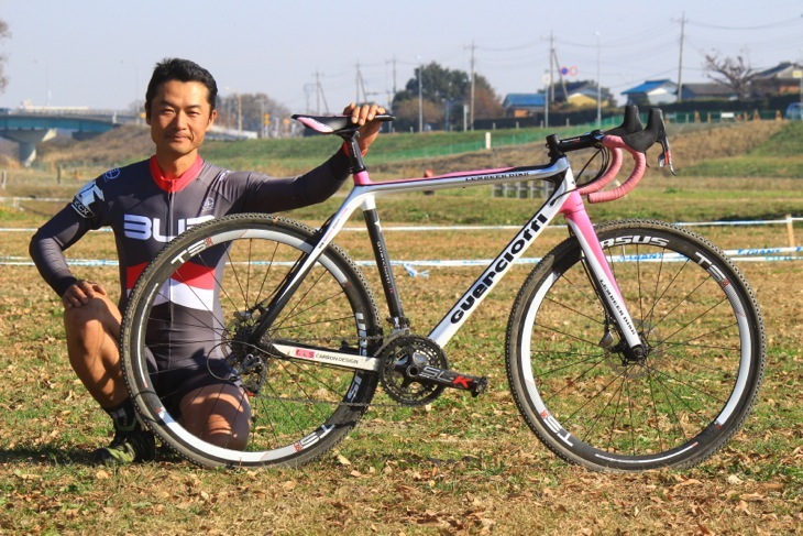 三上和志選手(サイクルクラブ3UP)と愛車のグエルチョッティ LEMBEELK DISK